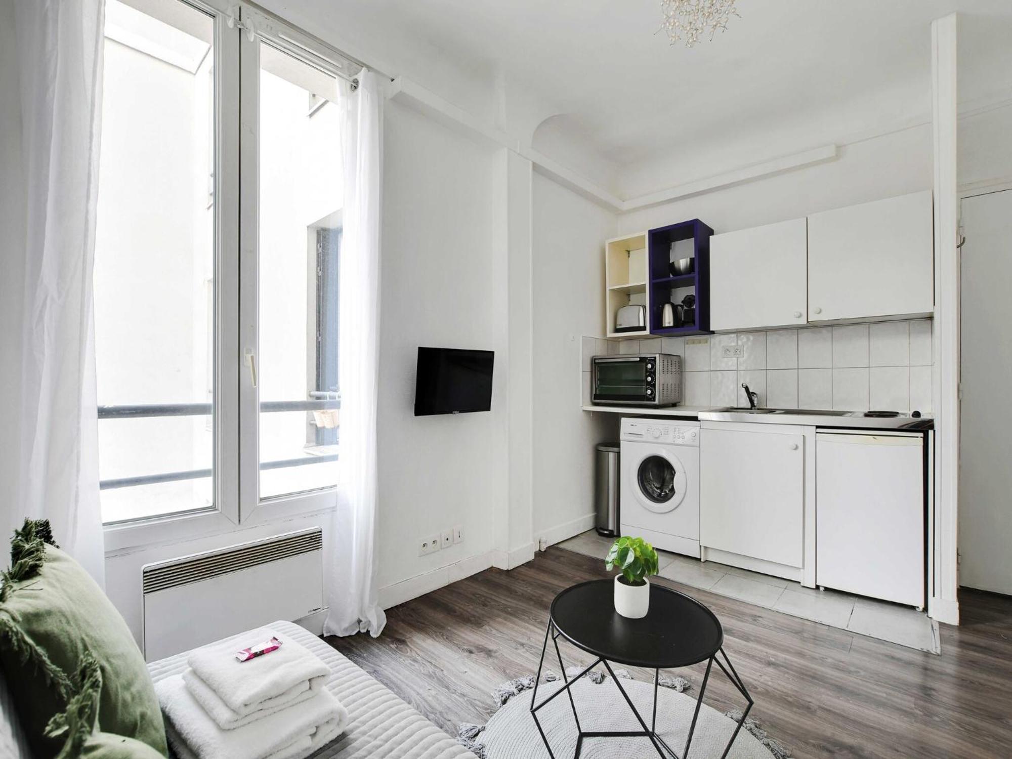 - 2p- Place De Clichy Appartement