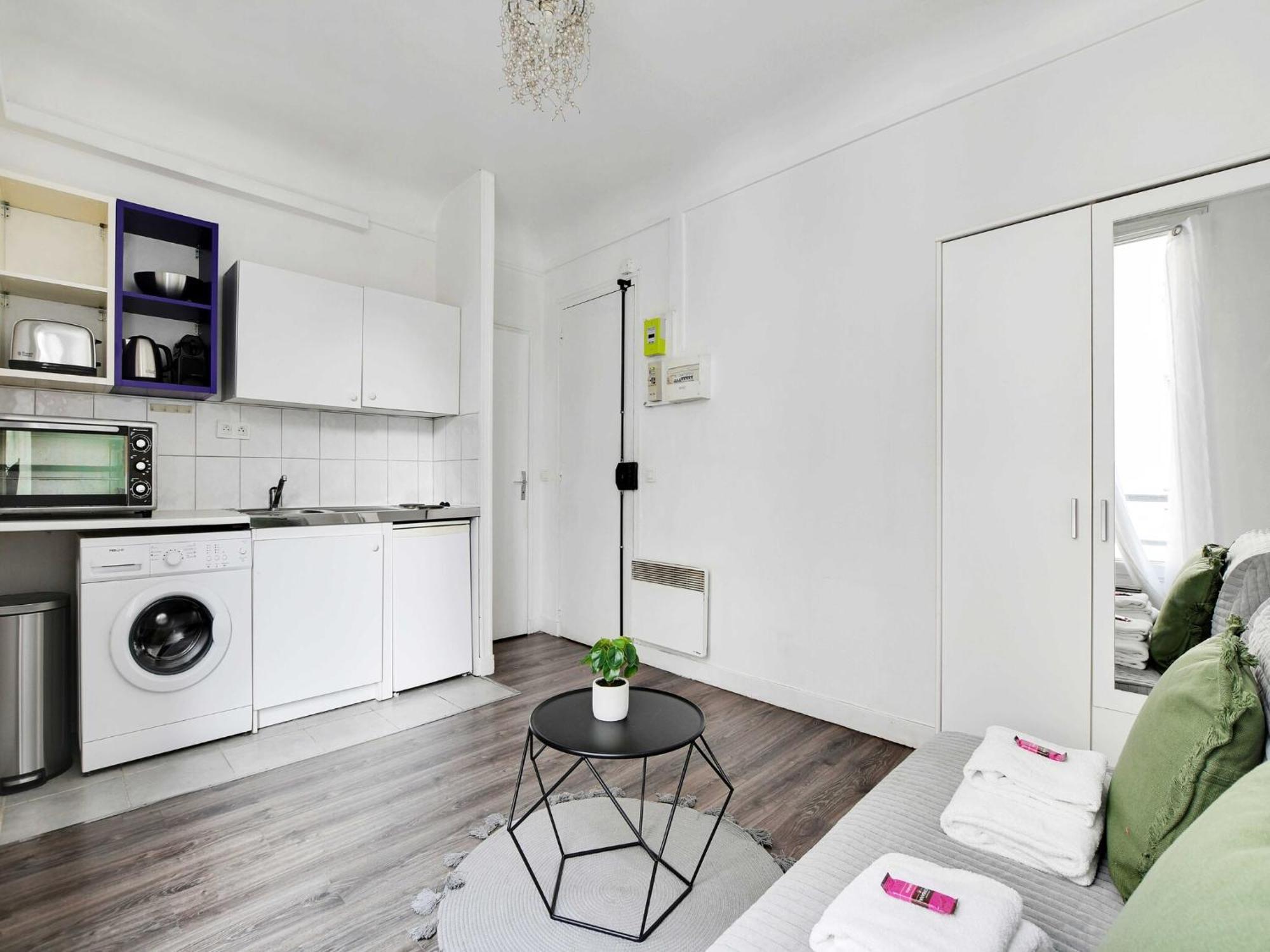- 2p- Place De Clichy Appartement